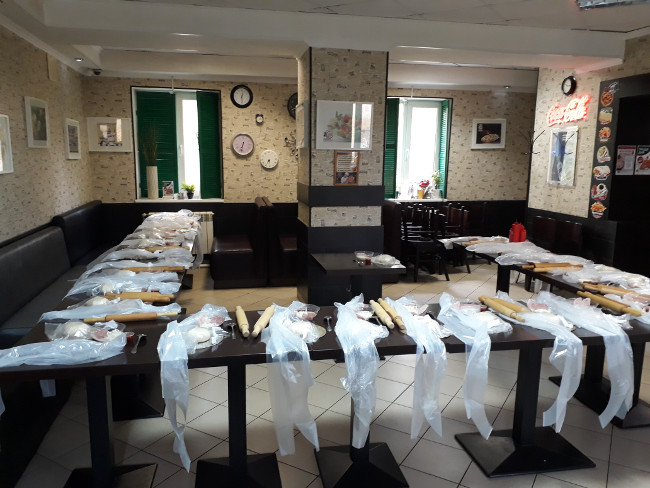 Зал пиццерии Соренто в Саранке (район Химмаш), подготовленный к детскому мастер-классу по изготовлению пиццы