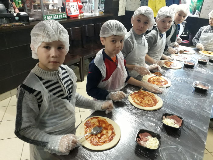 Перед столом за приготовлением пиццы, Саранск